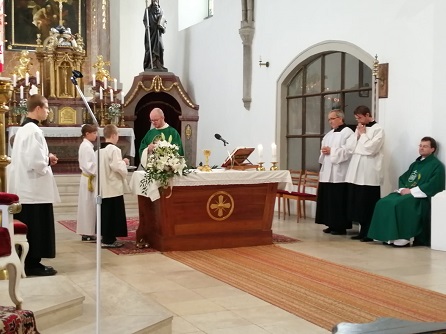 Foto ze mše sv. s návštěvou misionáře (29.9.), www.farnost-mkrumlov.cz